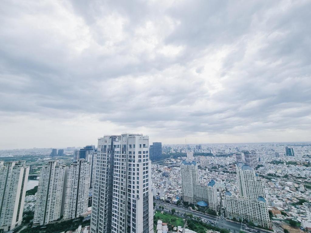 胡志明市Happy Homes - Vinhomes Central Park的城市空中景观高楼