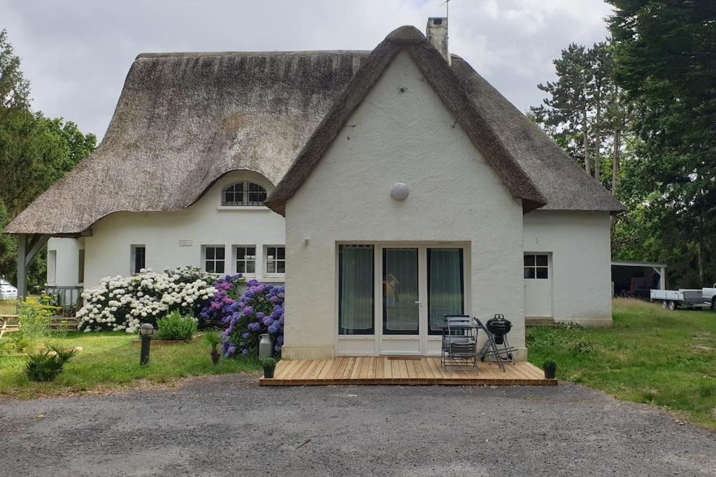 圣利法尔Romantique petite chaumière près de Guérande的白色的小房子,带有茅草屋顶