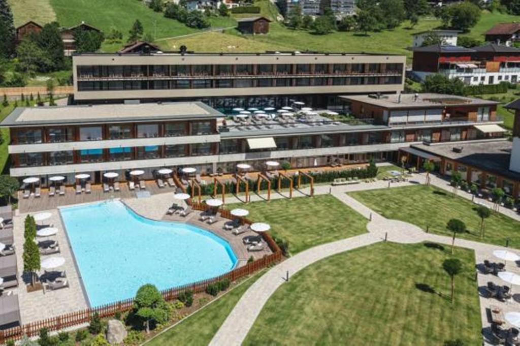 施伦斯阿尔奔蒙塔丰酒店的享有酒店空中美景,设有游泳池