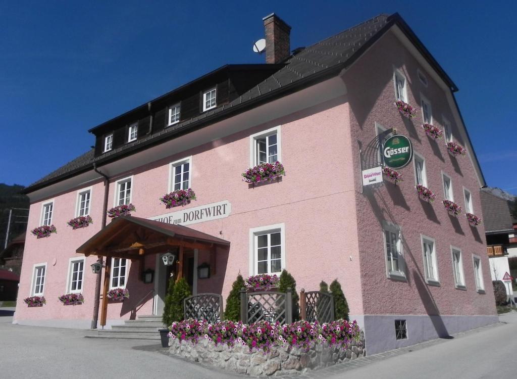 Ardning多夫维特酒店的前面有鲜花的粉红色建筑