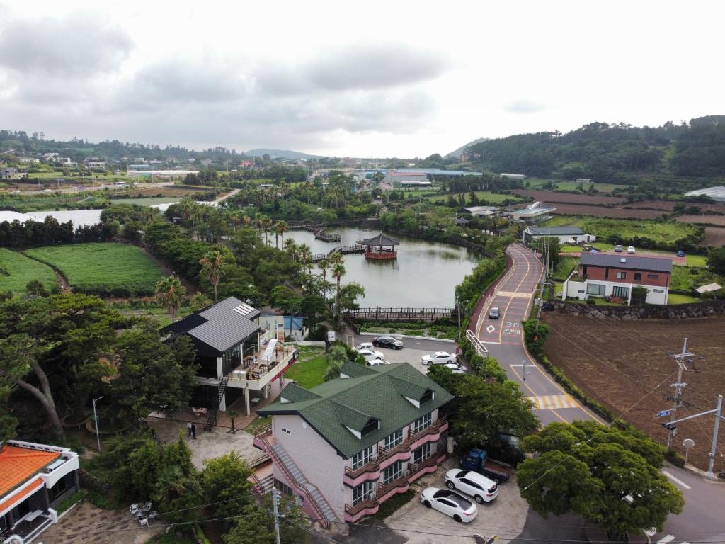 济州市Yeonhwachon Pension的享有河流小镇的空中景色