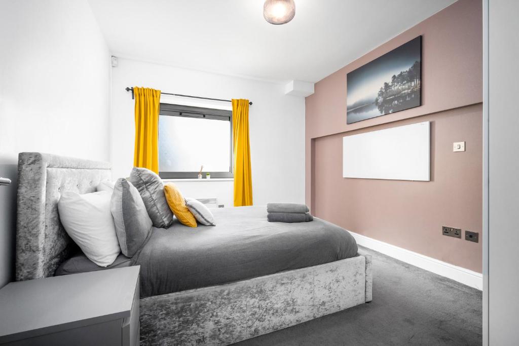 伯明翰BROADWAY SUITE - Newly refurbished stylish apartment with FREE PRIVATE PARKING - Great location的一间卧室配有一张床和一张沙发