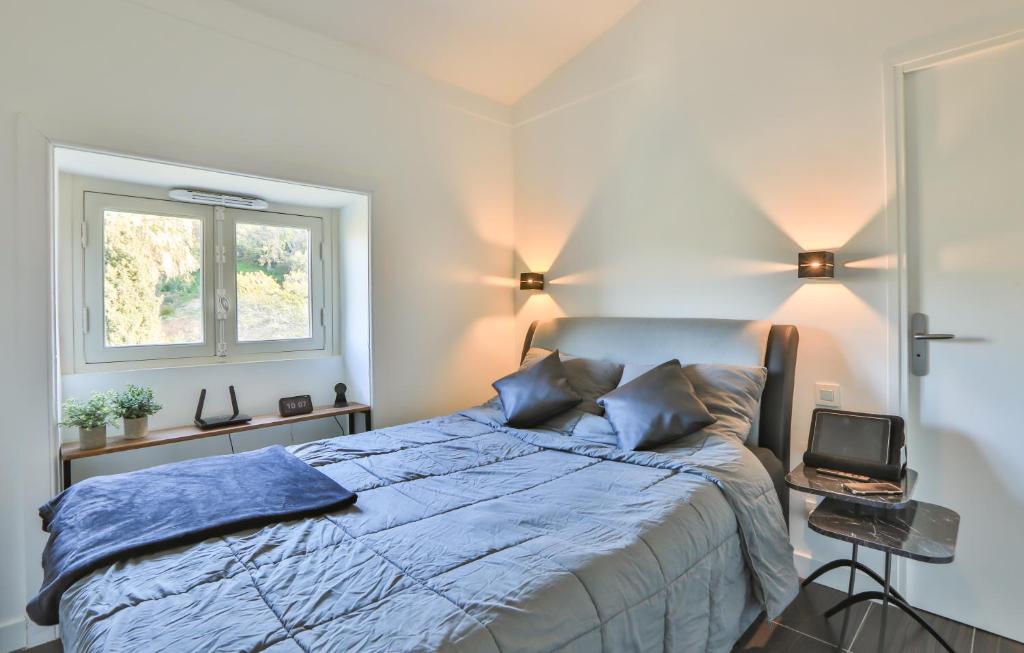 拉克鲁瓦瓦尔梅Suite Tropez, Résidence de prestige的一间卧室设有蓝色的床和窗户。