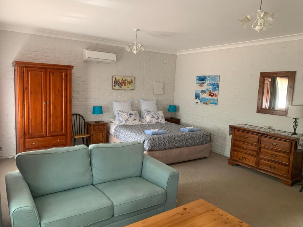 CarramarBentworth Lodge的客厅配有沙发和1张床