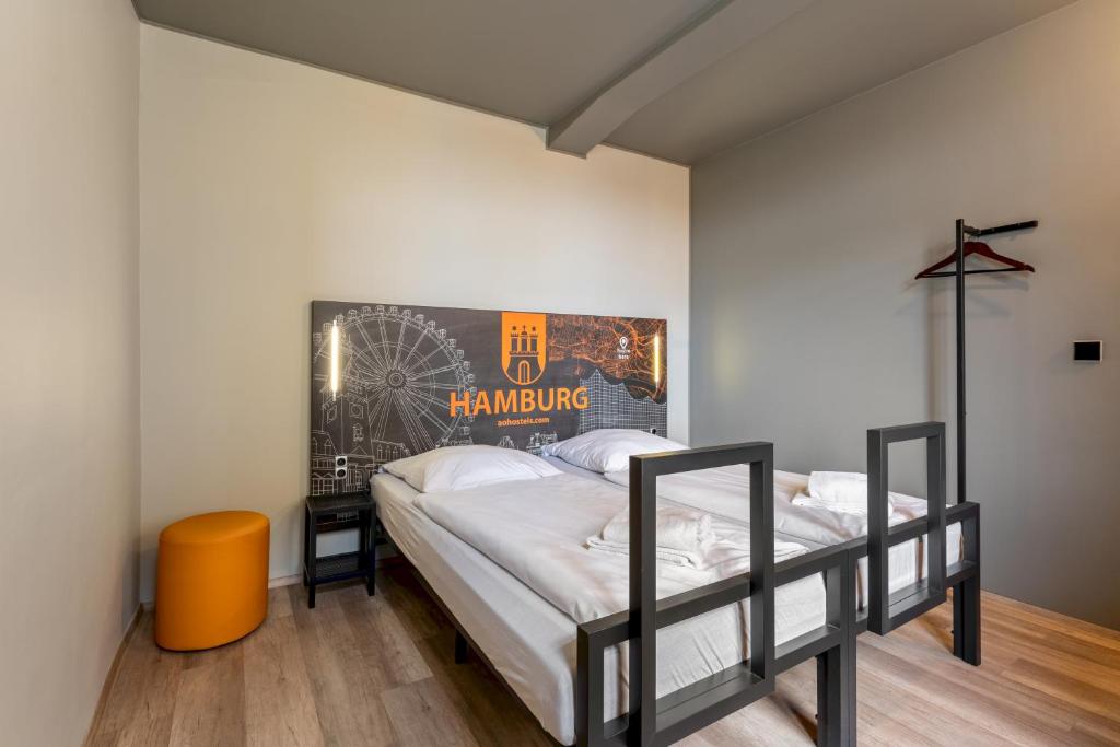 汉堡汉堡火车总站酒店的卧室配有一张壁挂式海报的床