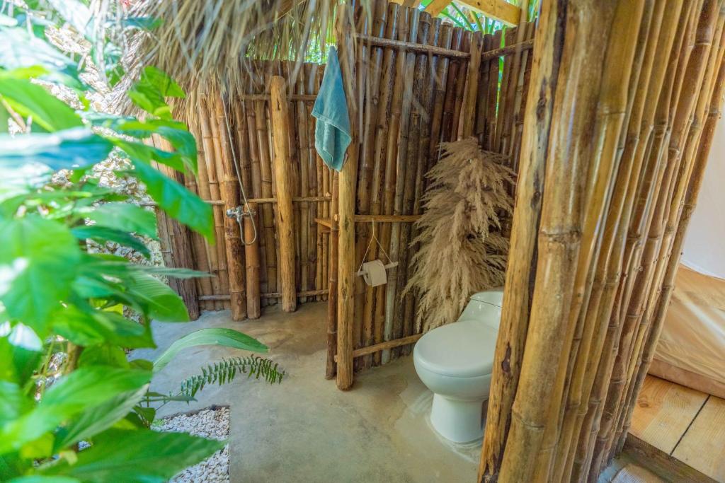 BombitaCasita de Madera Encuentro的竹制结构的浴室设有卫生间
