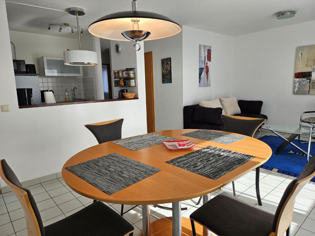 施韦青根Komfortables 3-Zimmer Apartment in Schwetzingen zwischen Mannheim und Heidelberg的客厅配有餐桌和椅子