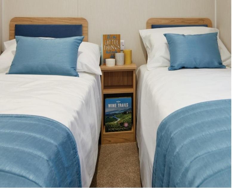 米勒姆Beauview Brand New For 2023 Wi-Fi and Smart TV的卧室内两张并排的床