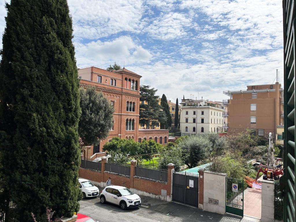 罗马Torlonia Rooms的享有市景,在街道上停放车辆