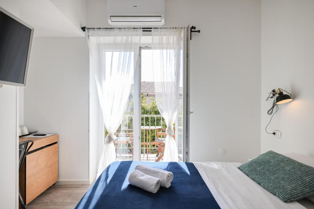 扎达尔Zaratino rooms的一间卧室设有一张床和一个大窗户