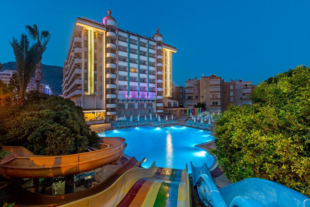 马赫姆拉Euphoria Comfort Beach Alanya的大楼前有游泳池的酒店