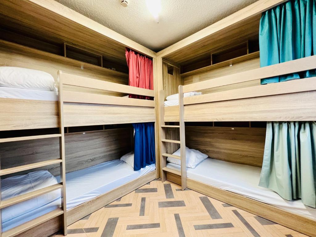 勒阿弗尔The People Le Havre的房屋内带木制双层床的房间