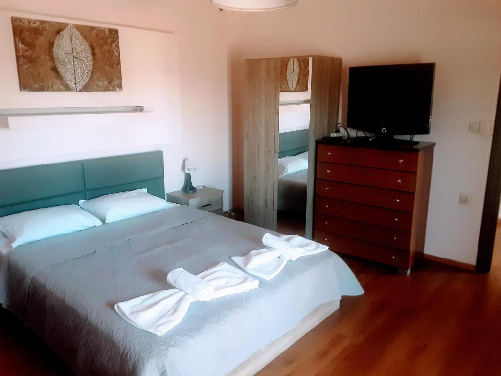 尼亚伊拉克利亚Vista Mare的一间卧室配有一张带白色毛巾的床