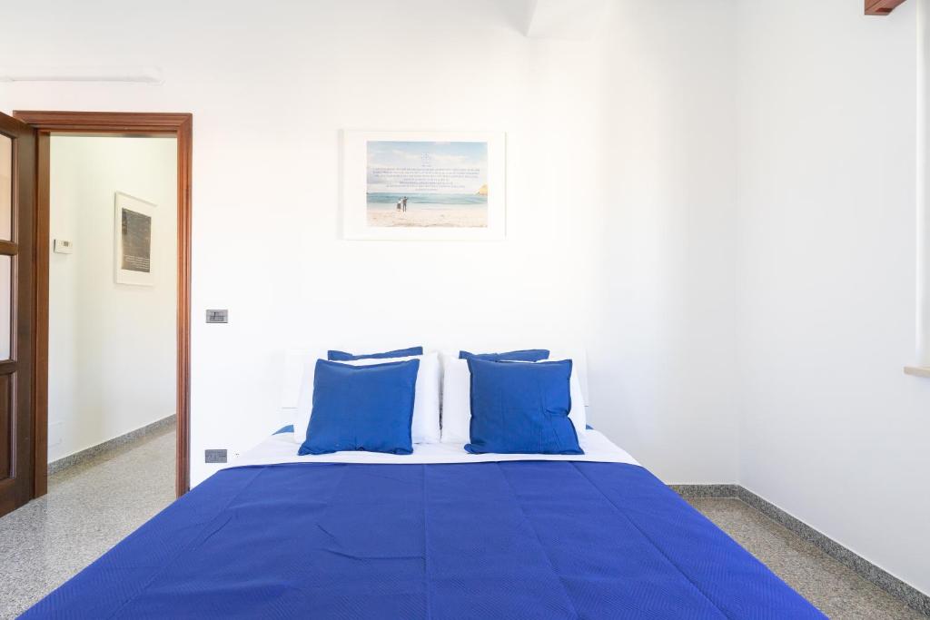 索威拉托玛里纳Casa Ludo的卧室内的蓝色床和蓝色枕头