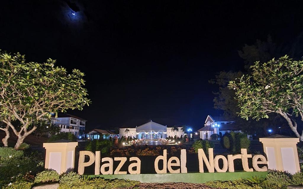 拉瓦格Plaza Del Norte Hotel and Convention Center的标牌上写着披萨晚上不写