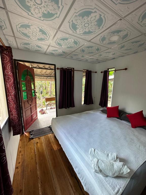 Ban Lak UanGood Time Resort Koh Kood的一间卧室设有一张带格子天花板的大床