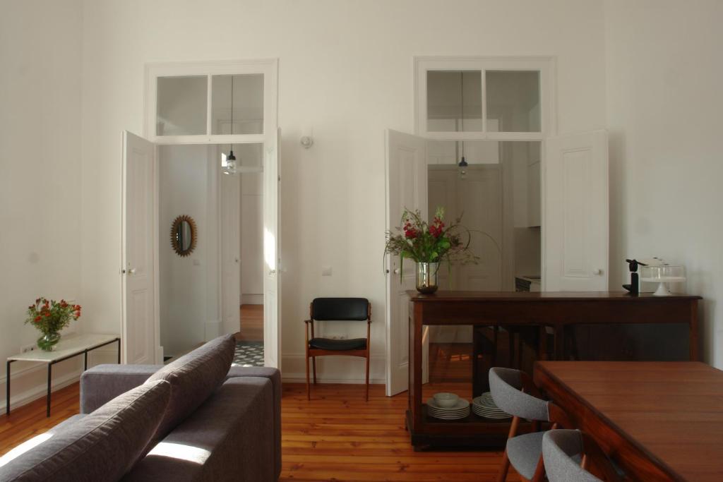 法鲁Casas Adentro的客厅配有沙发和桌子