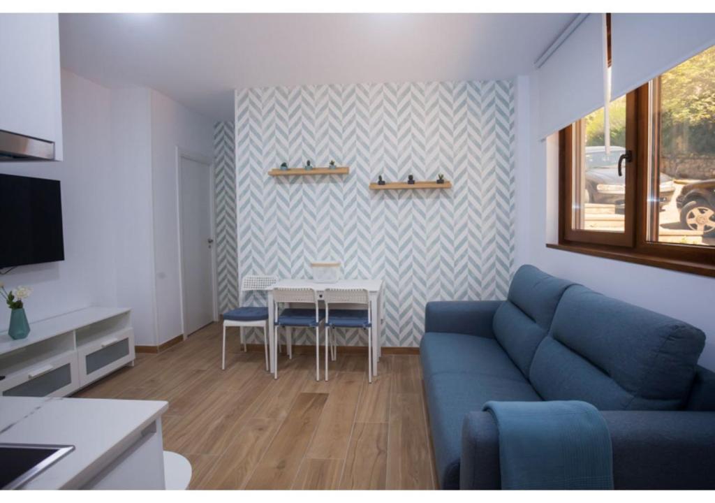 圣维森特-德拉巴尔克拉Apartamento Felisa B的客厅配有蓝色的沙发和桌子