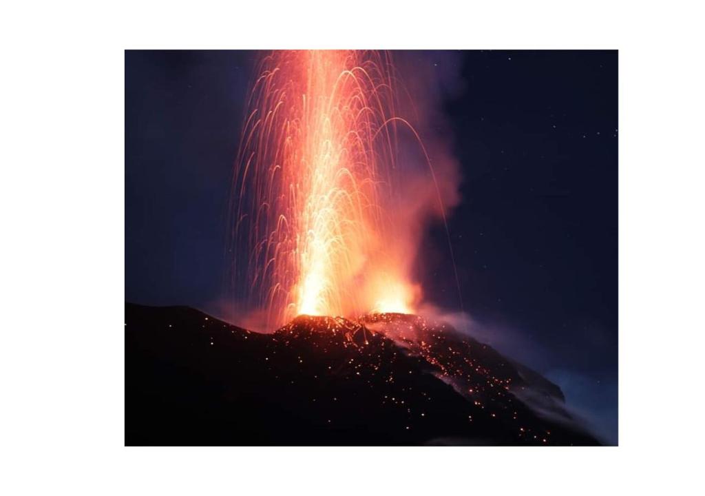 斯特龙博利Stromboli Central Family Apartment - 3 Double Rooms的天上晚上火山爆发