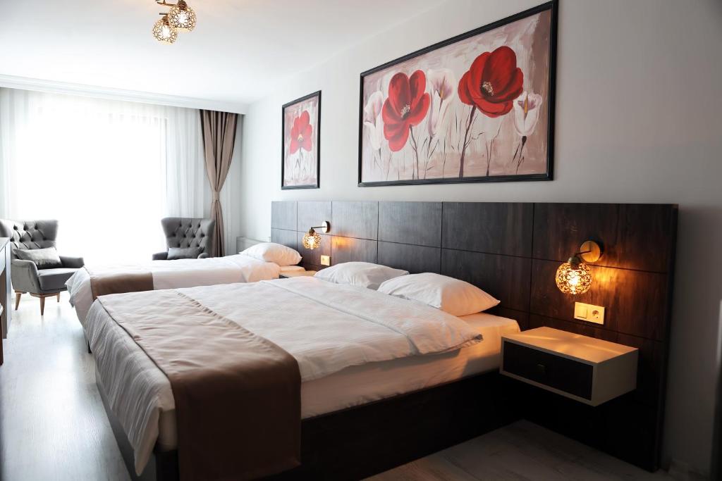 埃迪尔内SAR-PER Hotel的酒店客房配有两张床和一张书桌