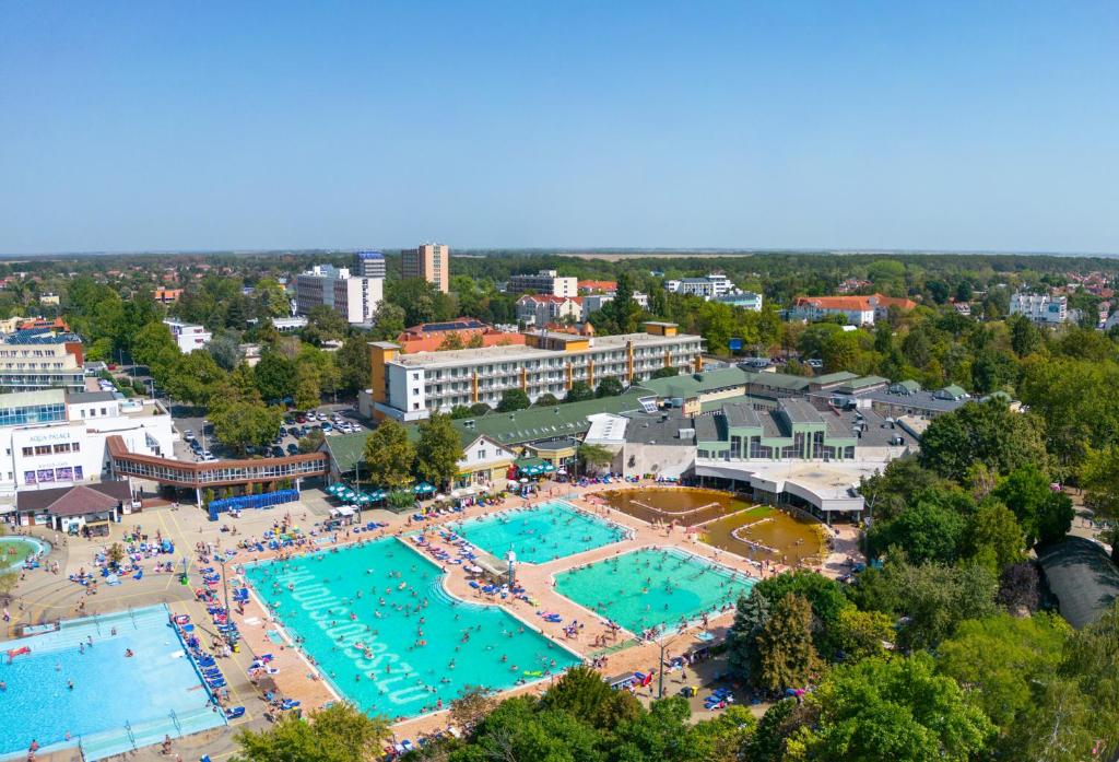 豪伊杜索博斯洛汉格斯特水上浴场酒店的享有大型游泳池的空中景致