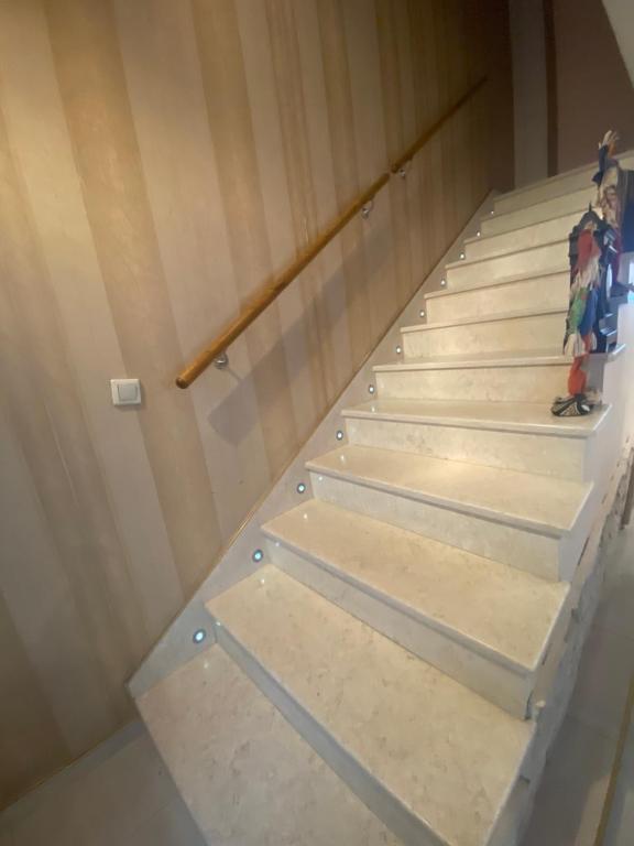 桑丹斯基Мезонет “Djanina”的玩具房间里一套楼梯