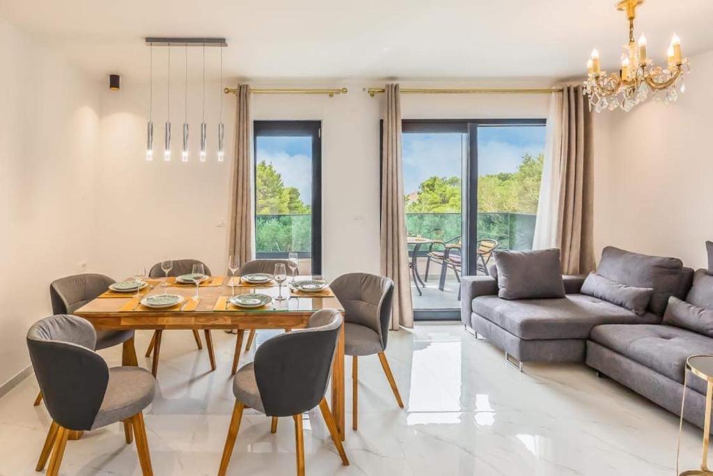 图彻皮ŽIŽI exclusive apartments的客厅配有桌椅和沙发