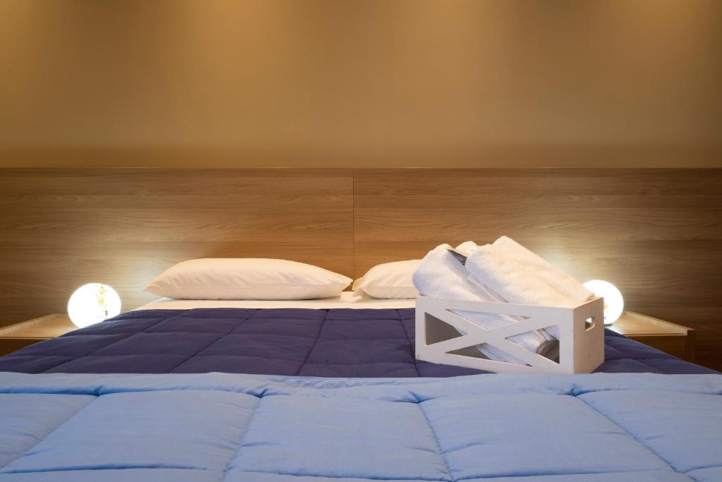 卡鲁尼亚玛丽娜B&B a due passi dal mare的一间卧室配有一张带蓝色床单和白色枕头的床。