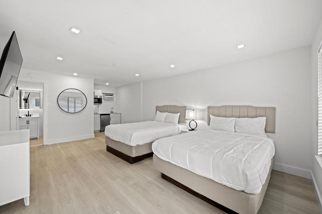 默特尔比奇Serendipity的一间白色卧室,配有两张床和厨房