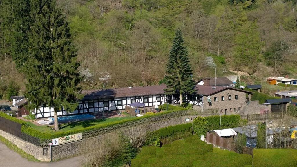 AhrbrückLandgasthaus Tannenhof的享有建筑的空中景致,设有围栏和树木