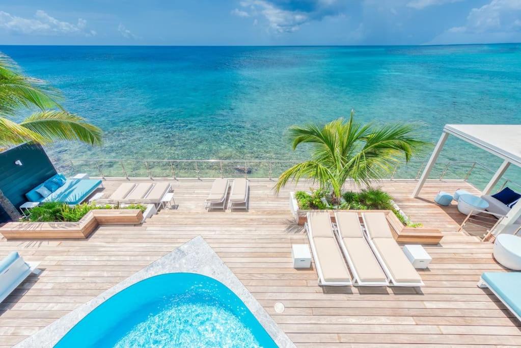 马霍礁Surfsong Villa- Luxury Water Front Villa for 12的海景度假村 - 带游泳池