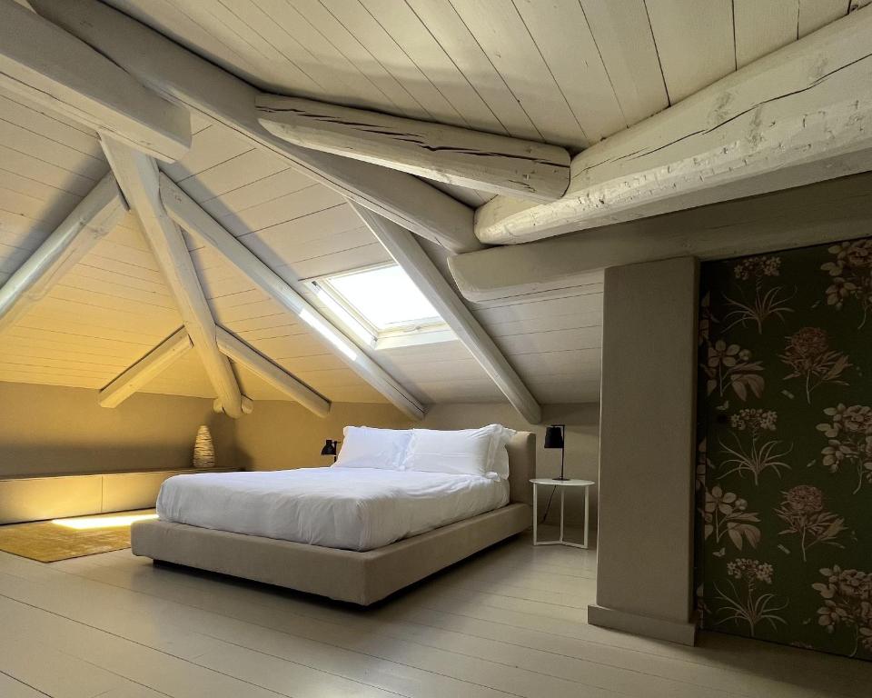 拉莫拉Luxury Langhe Loft的阁楼上的卧室配有一张大床