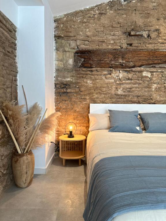 瓦伦西亚ART HOMES LAVADERO的一间卧室设有一张床和砖墙