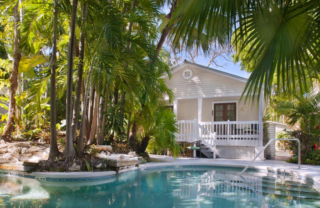 基韦斯特西风旅馆的棕榈树屋前的游泳池