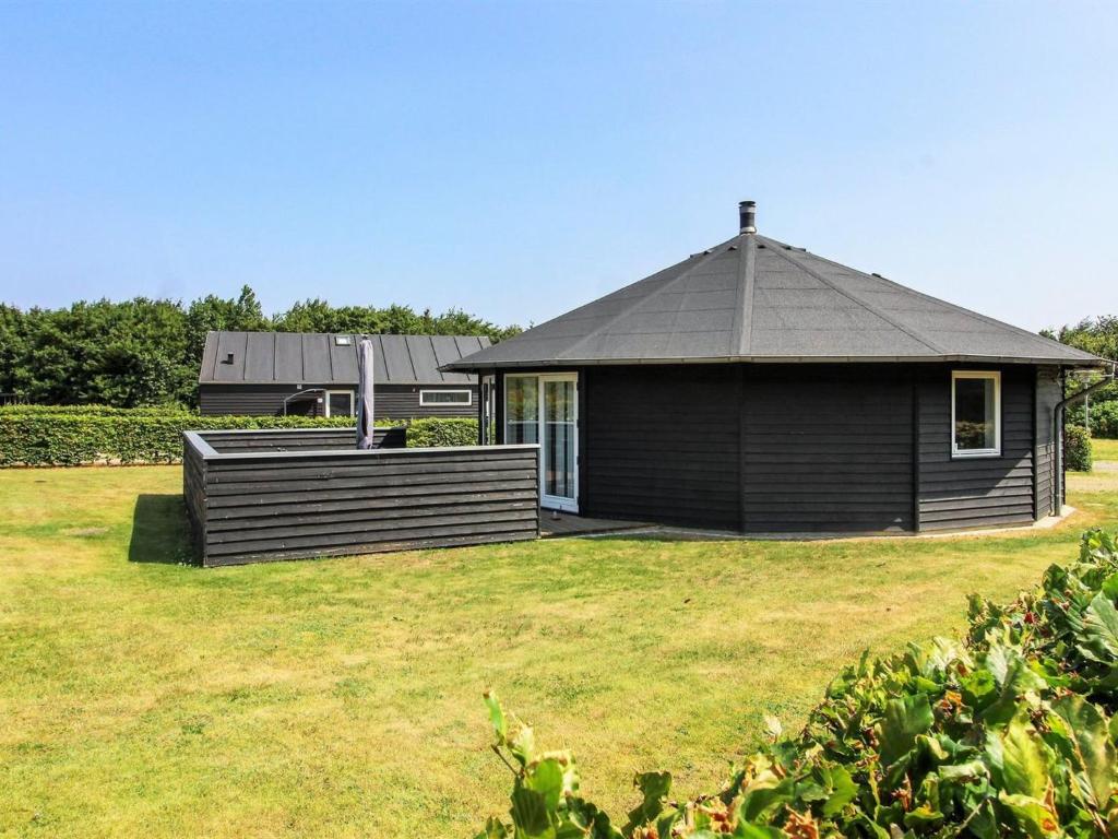 措夫特隆Holiday Home Jani - 25km from the sea in Western Jutland by Interhome的草场上带屋顶的小建筑