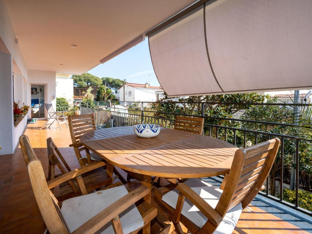 Premia de DaltApartment Millenium by Interhome的阳台上的木桌和椅子