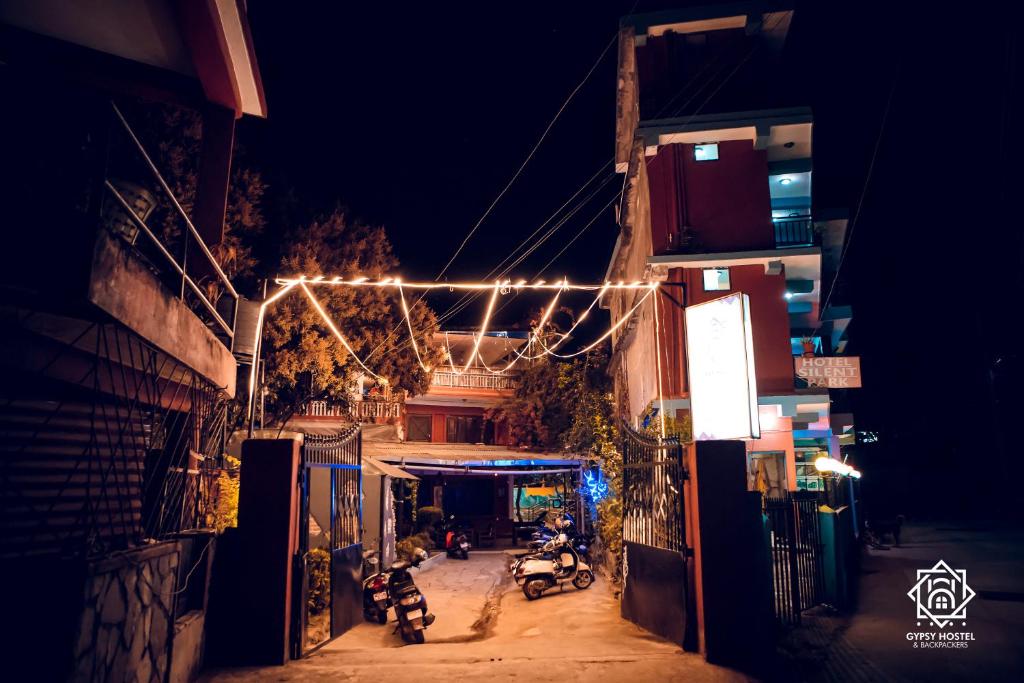 博卡拉Gypsy Hostel & Backpackers的夜晚有一堆灯的城市街道