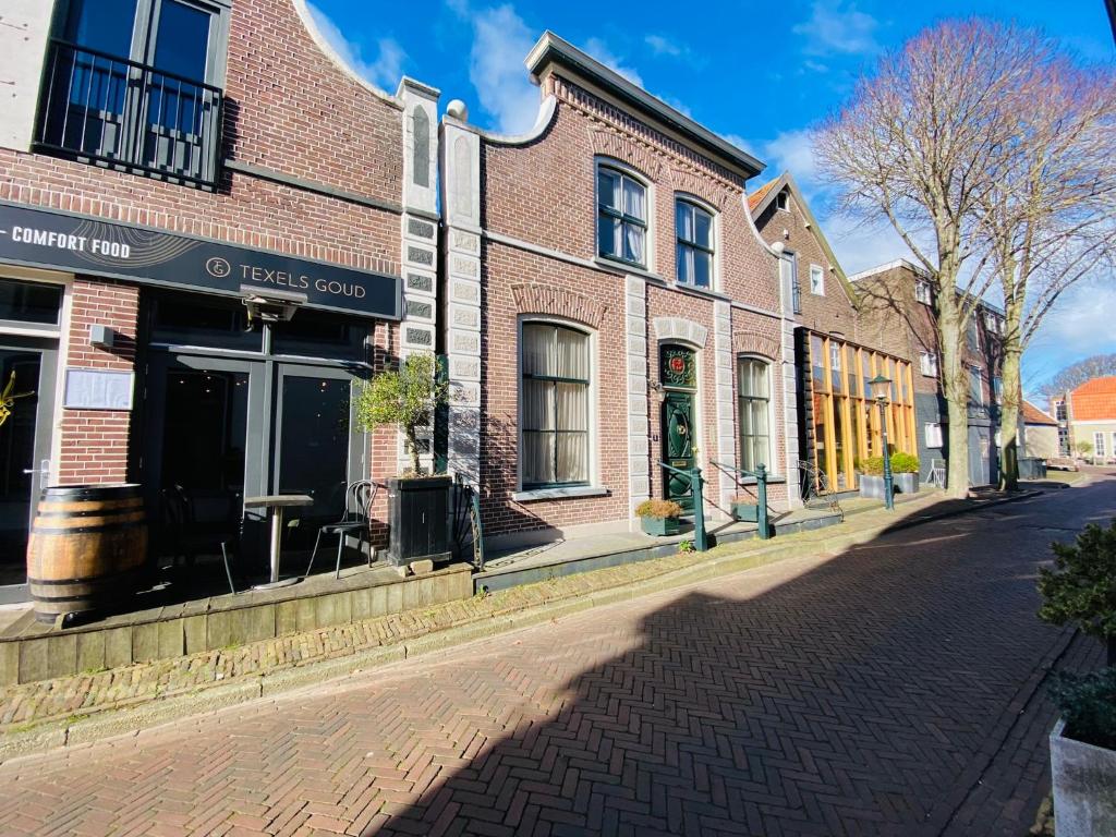 登堡The island life Texel的街道上一条砖砌的街道