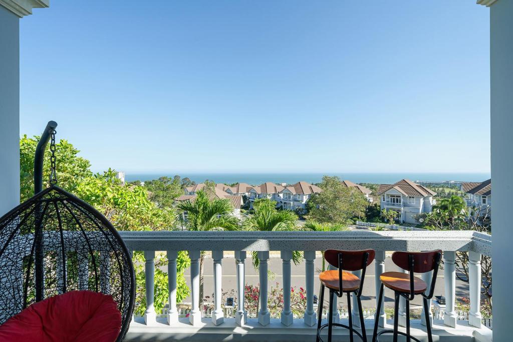 潘切Casa Villa - Ocean View - Sealinks City Resort的阳台配有椅子,享有海景。