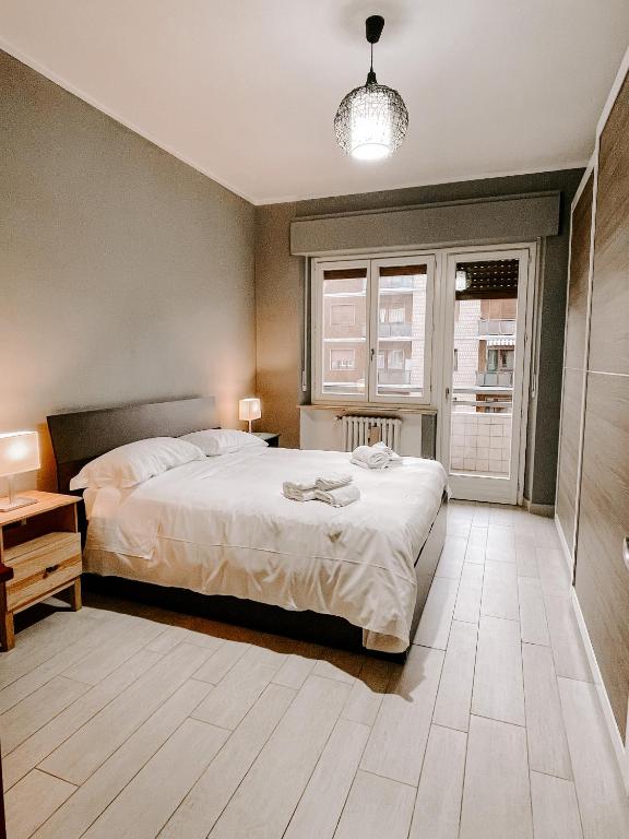 科莱尼奥MYHOUSE INN SUITE PARADISO - Affitti Brevi Italia的一间卧室配有一张床、一张桌子和一盏灯