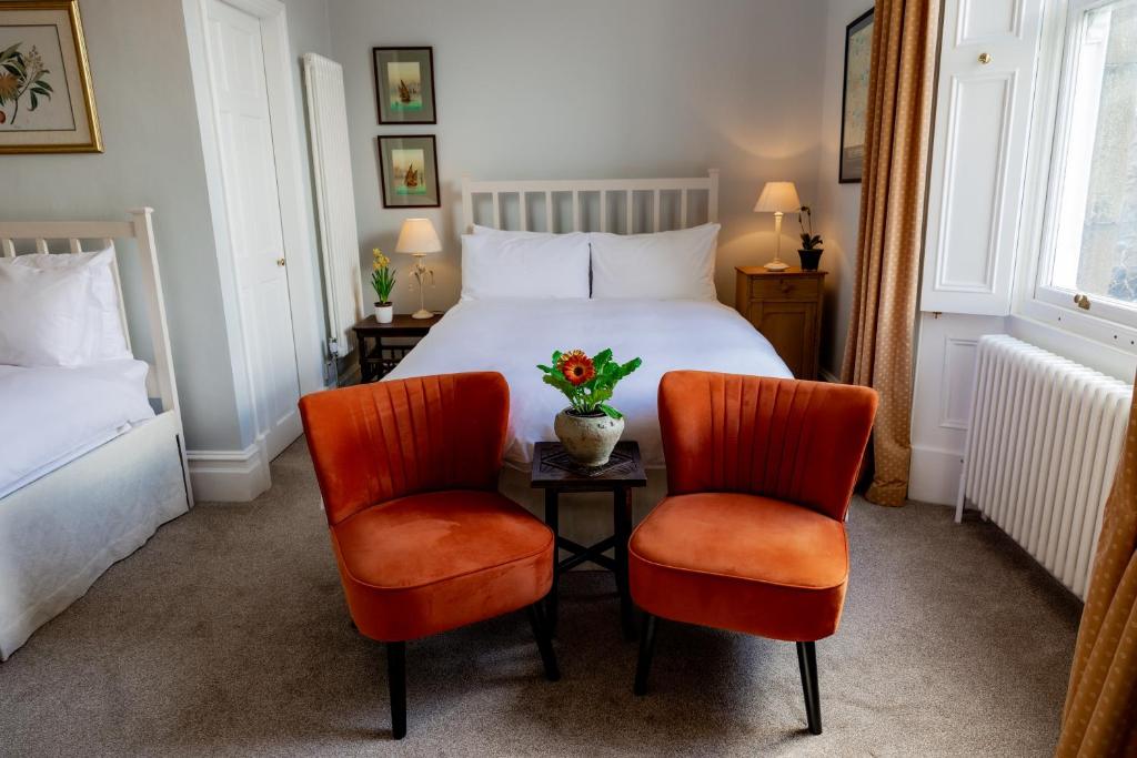 巴纳德城堡Newgate House的酒店客房,配有一张床和两把椅子