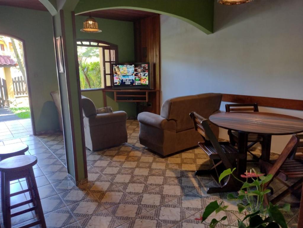 卢米亚Casa Temporada em Lumiar的客厅配有桌子和沙发