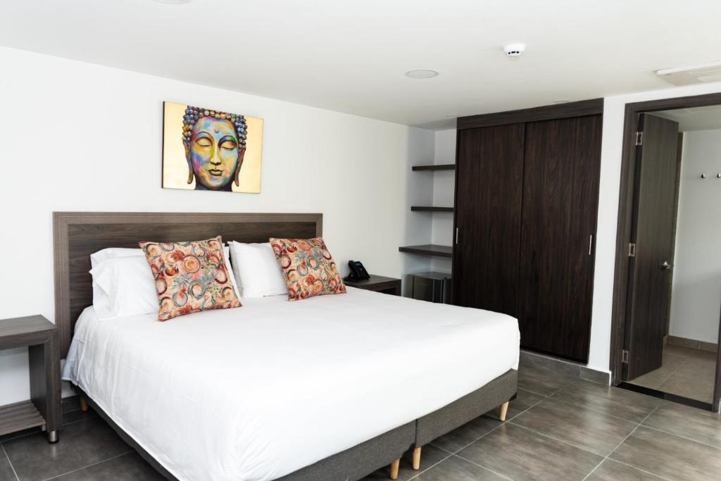 卡利Hotel Qatar Cali的卧室配有一张白色大床