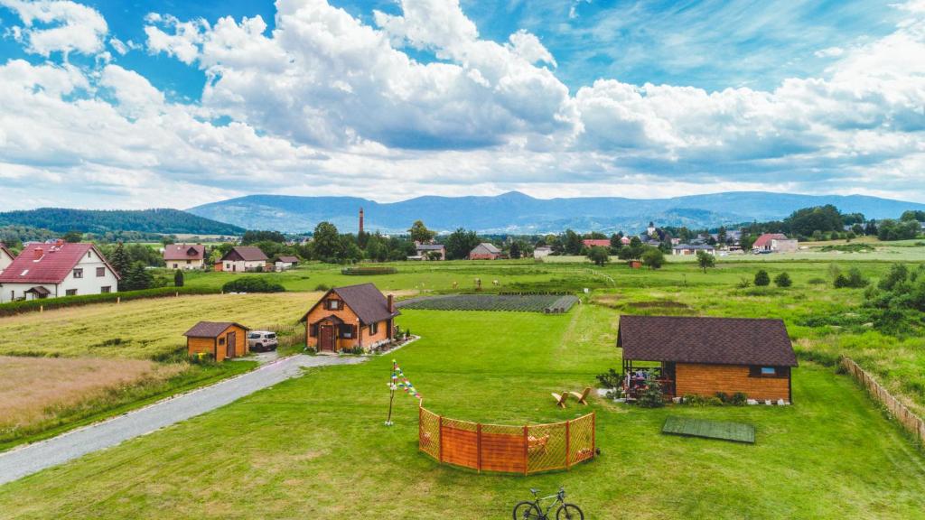 鲁穆尼卡Browarówka的房屋和谷仓的空中景观