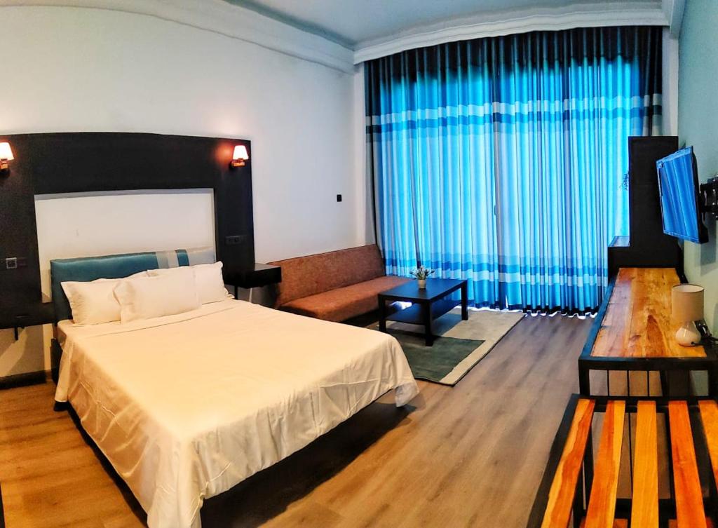 KatugastotaAura Residence的酒店客房,配有床和电视