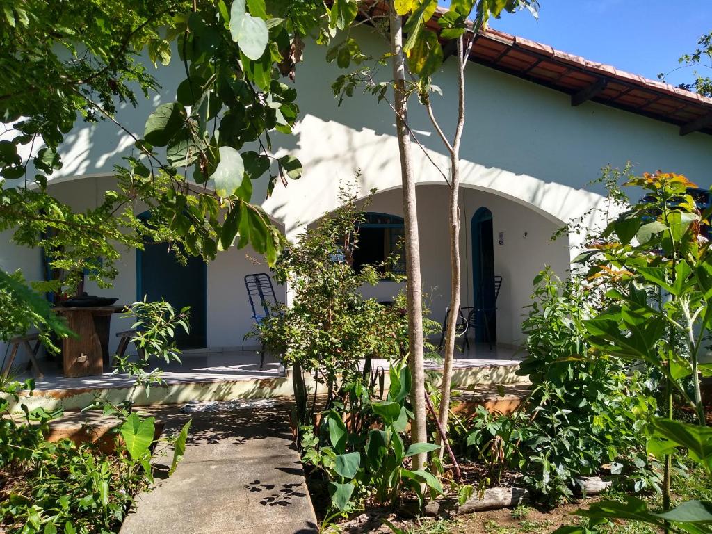 戈亚斯州上帕莱索Casa dos Buritis-no centro turístico的享有花园的景致。