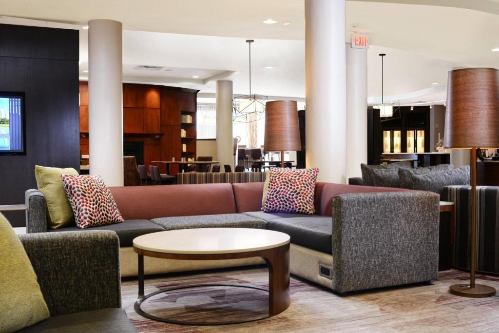 皮尔兰Courtyard Marriott Houston Pearland的客厅配有沙发和桌子