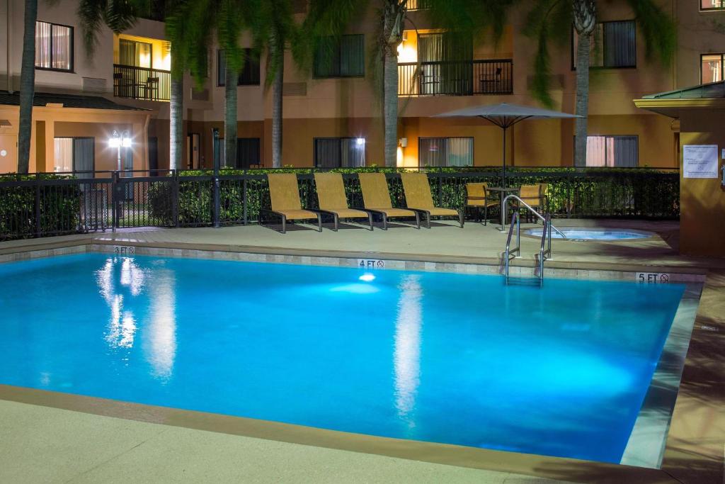 代托纳海滩代托纳海滩赛道/机场万怡酒店的一座大型蓝色游泳池