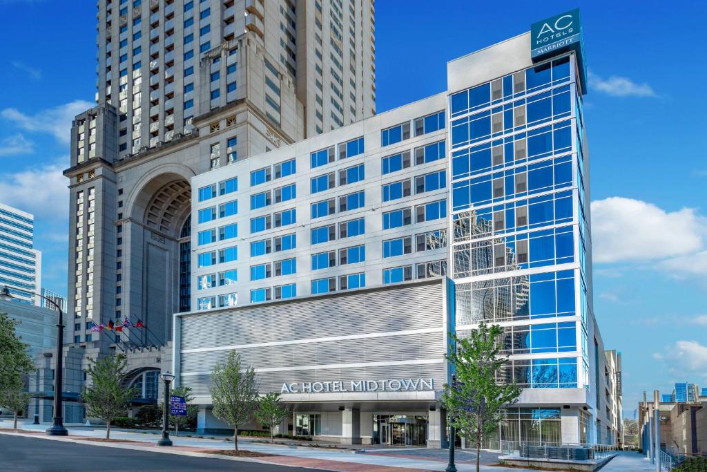 亚特兰大AC Hotel by Marriott Atlanta Midtown的酒店大都会外观的 ⁇ 染