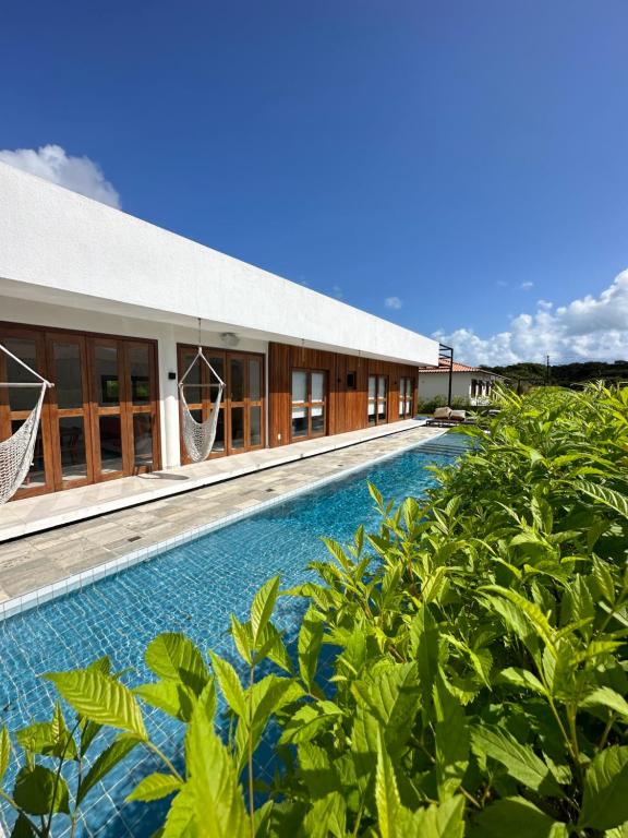 皮帕Casa Ibiza - Pipa ''Luxurious 3-Bedroom Villa with pool''的大楼前的游泳池